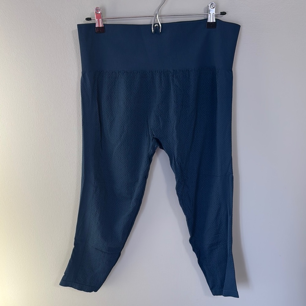 NWOT Z by Zella Navy Blue Textured Cropped Leggings